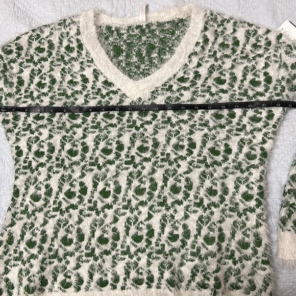 White Mark sweater white and green size L, like new - Picture 8 of 9